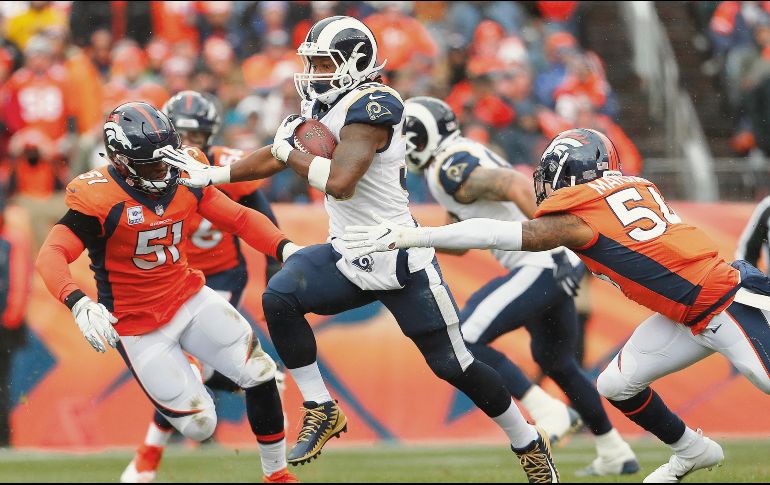Todd Gurley (centro) fue una pesadilla para la defensiva de los Broncos, con 28 acarreos, 208 yardas y dos touchdowns en el juego de ayer. AP