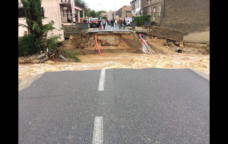 Habitantes se paran junto a un puente colapsado en el río Trapel, tras inundaciones en  Villegailhenc, ciudad del sur de Francia. AFP/E. Cabanis