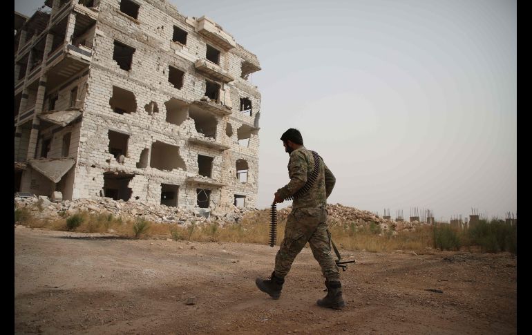 Un rebelde sirio camina en el distrito Al-Rashidin, bajo control de los rebeldes, cerca de la provincia de Idlib. El principal grupo yihadista en Idlib incumplió el plazo para su retirada de una futura zona de separación. AFP/A. Watad