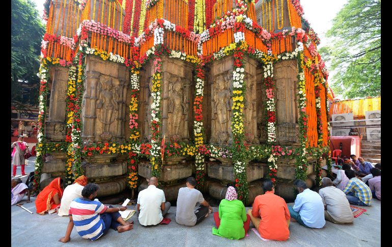 Hindúes oran en el marco del festival 