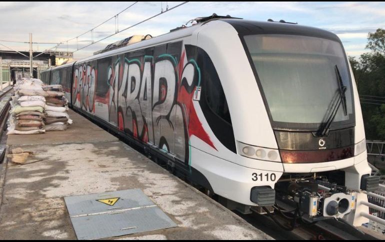 El vagón se encuentra detenido en un viaducto elevado al parecer en la estación de Periférico en Zapopan. ESPECIAL