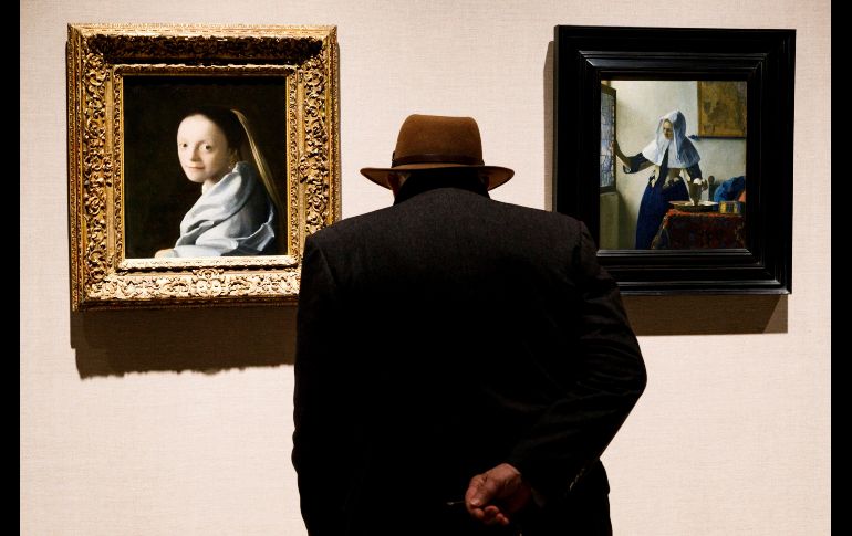 Un hombre contempla las obras 