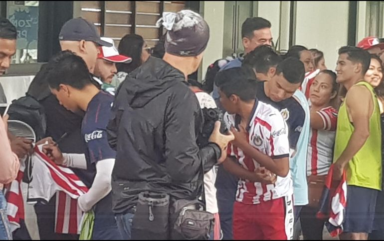 Pineda realiza todo el trabajo físico, también hace trabajo con el balón con todo el plantel y al finalizar, firma autógrafos. EL INFORMADOR / A. Ramírez