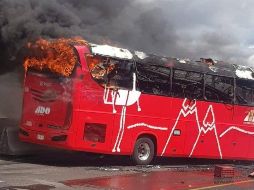 Los reportes oficiales dan cuenta que participaron en el accidente un vehículo privado que transportaba a obreros de una empresa, un autobús de pasajeros y tres autos compactos. ESPECIAL/
