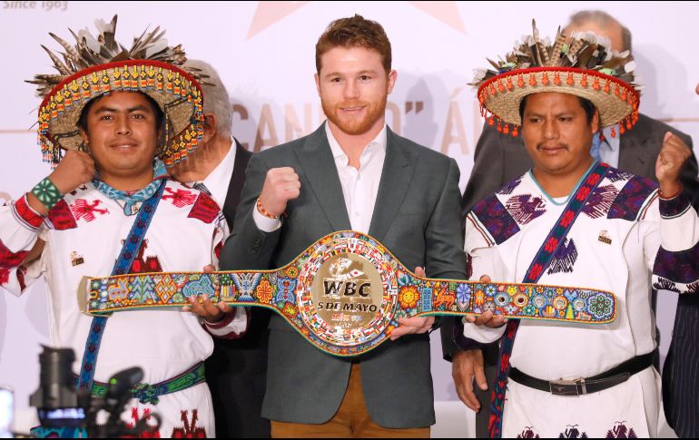 Además de la entrega del título peso medio del CMB, también se le otorgó el cinturón decorado con arte Huichol. EFE / J. Núñez