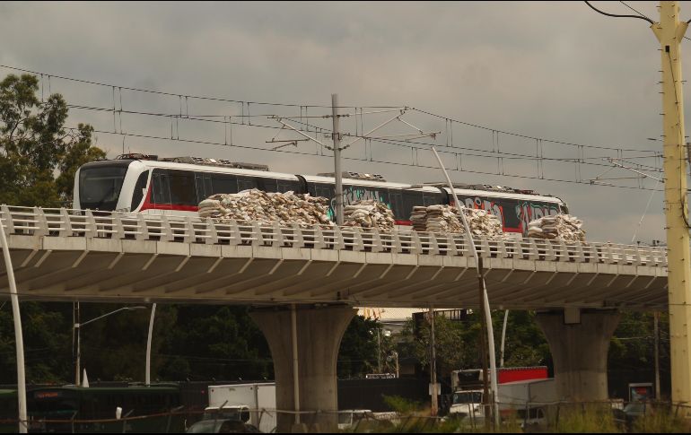 La mañana de este lunes fue descubierto el acto vandálico en un tren estacionado en el paso elevado, a la altura de la estación en avenida Patria. EL INFORMADOR / E. Barrera