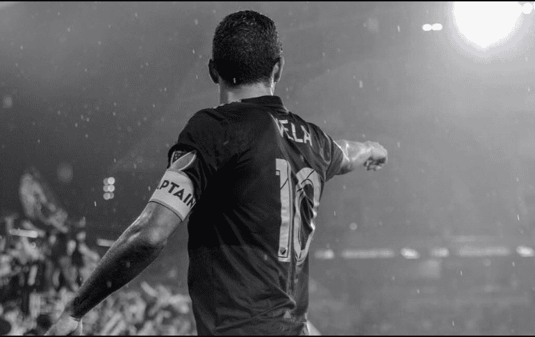 La chica mostró una conversación en sus redes sociales en donde aseguró que el futbolista la contactó para pedirle su número telefónico. TWITTER / @11carlosV