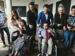 “Talento con causa” convocó a diversos artistas plásticos. En la foto, el corte del listón para abrir la muestra “Grito de Guerra” tuvo la presencia de autoridades estatales y niños del DIF Jalisco. EL INFORMADOR / G. Gallo