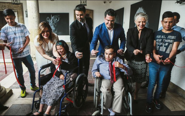 “Talento con causa” convocó a diversos artistas plásticos. En la foto, el corte del listón para abrir la muestra “Grito de Guerra” tuvo la presencia de autoridades estatales y niños del DIF Jalisco. EL INFORMADOR / G. Gallo