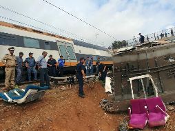 El accidente ocurrió sobre las diez de la mañana, cuando un tren que partió de Rabat hacia la ciudad de Kenitra se salió en el camino de la vía por razones desconocidas. EFE / M. Siali