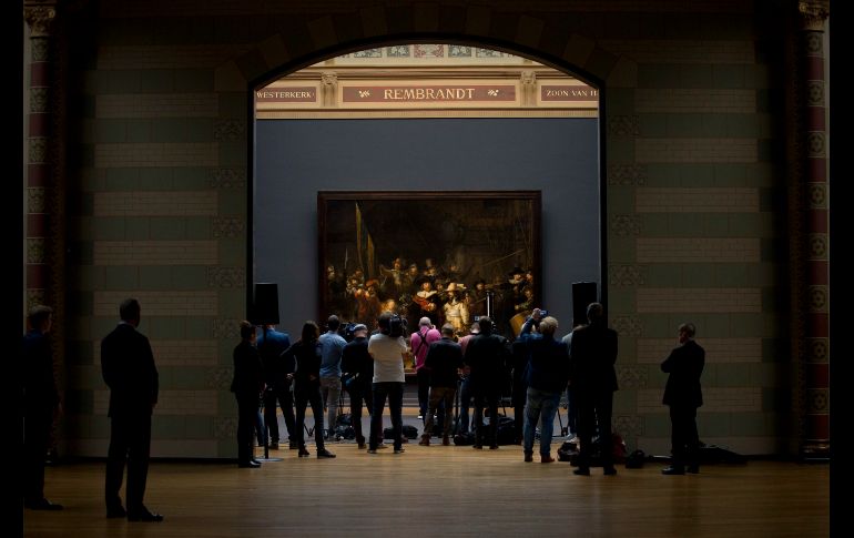 Periodistas asisten a una conferencia de prensa donde se anunció que la obra de Rembrandt 