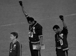 La protesta de Smith (C) y Carlos (D) se ha vuelto uno de los momentos más recordados en la historia de las Olimpiadas. AP/ARCHIVO