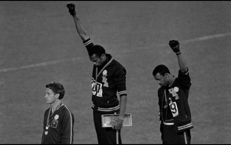 La protesta de Smith (C) y Carlos (D) se ha vuelto uno de los momentos más recordados en la historia de las Olimpiadas. AP/ARCHIVO