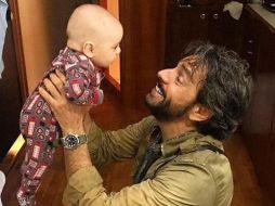 Longoria compartió una imagen en Instagram de Derbez cargando al pequeño Santiago. INSTAGRAM / ederbez