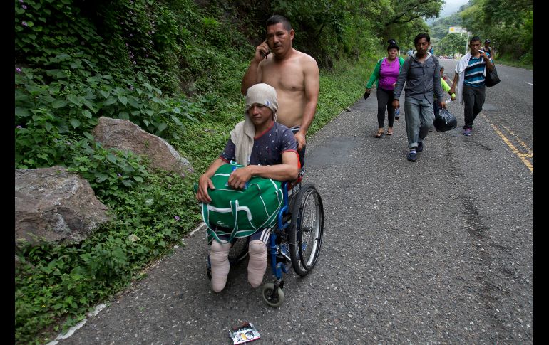 El migrante hondureño Omar Orella empuja a Nery Maldonado Tejeda en Chiquimula, Guatemala. La caravana de miles de migrantes hondureños que salió el sábado de su país retomó hoy su camino rumbo a Estados Unidos vigilada por una fuerte presencia policial. AP/M. Castillo