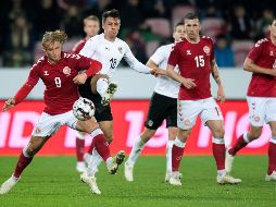 Kasper Dolberg (i) de Dinamarca, Pierre Emile Hoejbjerg (2-d), Andreas Christensen (d) y Alessandro Schoepf (2-i) de Austria en acción durante el partido. EFE/B. Amstrup