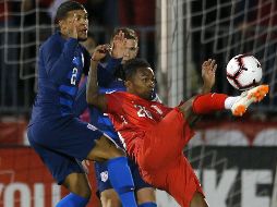 Yordy Reyna (d) de Perú disputa el balón con DeAndre Yedlin (i) de Estados Unidos durante el encuentro. EFE/C. Gunther