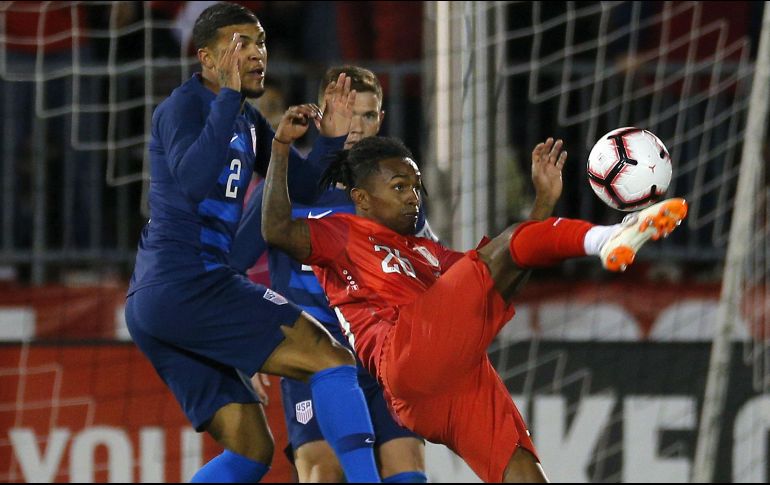 Yordy Reyna (d) de Perú disputa el balón con DeAndre Yedlin (i) de Estados Unidos durante el encuentro. EFE/C. Gunther