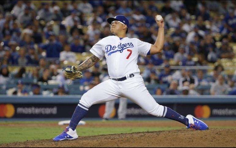 El mexicano Julio Urías, que lanzó una entrada con un hit y un ponche, se anotó la importante victoria. AFP/J. Grossa