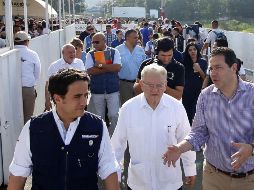 Eduardo Stein recorrió el puente internacional Simón Bolívar, que separa a Colombia y Venezuela. AFP/S. Mendoza