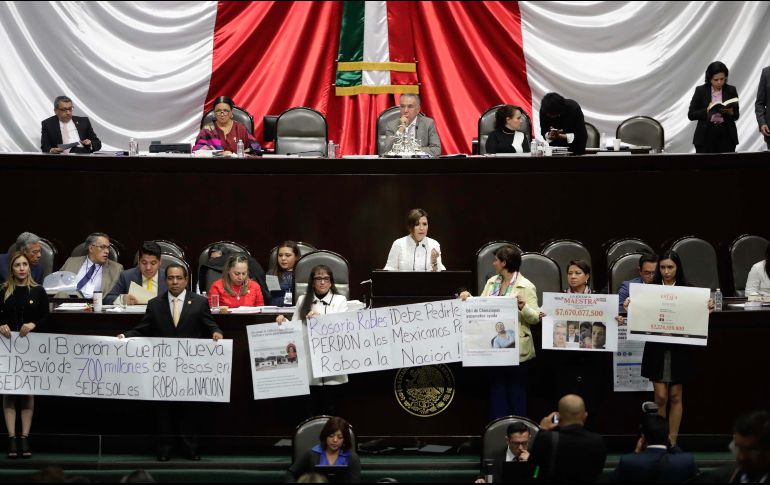 arios diputados mostraron pancartas en las que se señalaron: “Sedesol y Sedatu, estafa maestra”, “Rosario, no mientas al pueblo” y “¿Quién miente, Unicef, Inegi o Rosario?”. SUN/I. Stephens