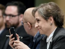 El presidente electo, Andrés Manuel López Obrador, se comunica con Carmen Aristegui para felicitarla por su regreso a la radio. AFP / ARCHIVO