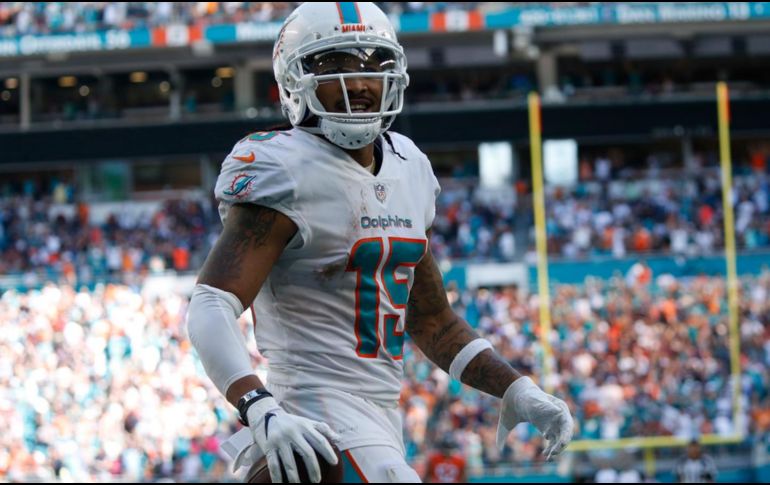 Wilson destacó al atrapar seis pases para 155 yardas y dos anotaciones aéreas, en la victoria de Miami sobre Chicago en tiempo extra. TWITTER / @NFL