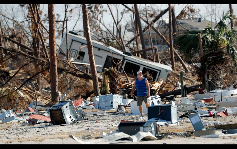 Un habitante camina entre los escombros de la casa de un amigo en Mexico Beach, Florida, tras el paso del huracán 