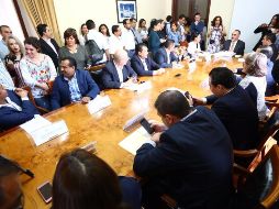 El diputado Salvador Caro, presidente de la Comisión, informó que en el caso de los municipios de Cabo Corrientes, La Barca, Goméz Farías y Tecalitlán se aprobó un dictamen donde se mantienen los mismos cobros que este año.TWITTER/  @LegislativoJal