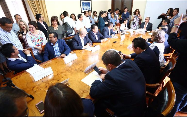 El diputado Salvador Caro, presidente de la Comisión, informó que en el caso de los municipios de Cabo Corrientes, La Barca, Goméz Farías y Tecalitlán se aprobó un dictamen donde se mantienen los mismos cobros que este año.TWITTER/  @LegislativoJal