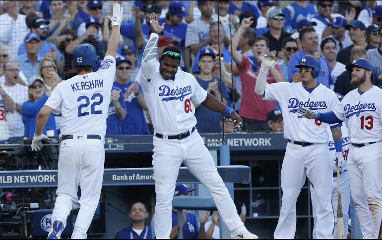 El lanzador de los Dodgers Clayton Kershaw (i) celebra con sus compañeros de equipo Yasiel Puig (2-i), Manny Machado (2-d) y Max Muncy (d) tras marcar en un RBI doble de Justin Turner. EFE/A. Davis