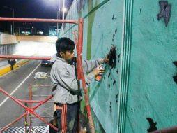 Intervención con grafiti en el paso a desnivel de Prolongación López Mateos. ESPECIAL