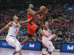 Kawhi Leonard (centro) tuvo una buena presentación vistiendo la playera de los Raptors, en el juego de ayer ante los Cavaliers. AFP
