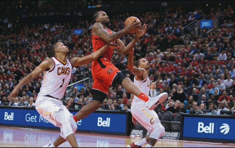 Kawhi Leonard (centro) tuvo una buena presentación vistiendo la playera de los Raptors, en el juego de ayer ante los Cavaliers. AFP
