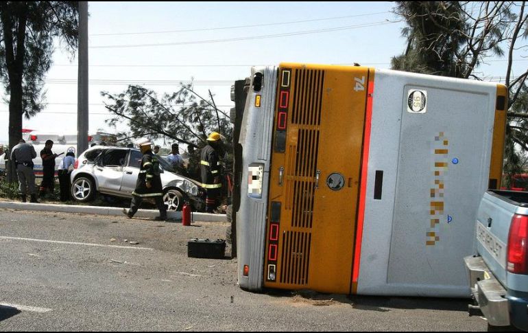 Los heridos, varios de ellos con heridas menores, Son trasladados a hospitales de Córdoba por paramédicos de la Cruz Roja y Capufe. EL INFORMADOR / ARCHIVO