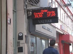  En contraste con estos aumentos, los sueldos durante este año sólo aumentaron entre un 15 y un 25%, por lo que los sueldos de los trabajadores quedaron desfasados por completo con respecto a la inflación. EFE/ J. Barrera