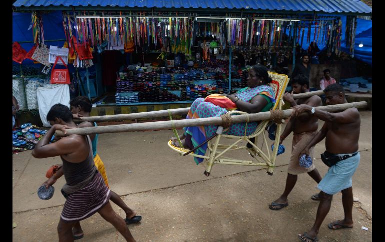 Una hindú es trasladada en un palanquín hacia el templo del dios Ayyappa en Sabarimala, India. AFP/A. Sankar