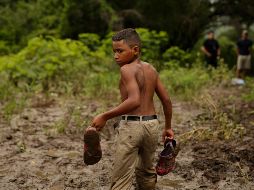 Más de 400 hondureños que forman parte de una segunda caravana de inmigrantes que pretende llegar a Estados Unidos ingresaron este miércoles a El Salvador. EFE / R. Sura
