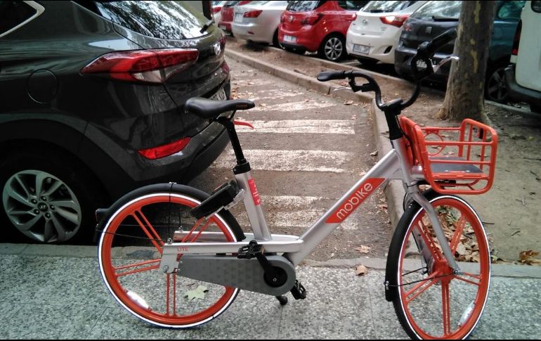 Este sistema contempla que los vehículos puedan colocarse en cualquier punto de la zona donde operan, sin necesidad de estaciones especiales como las de MiBici. TWITTER/@AceraPeatonal