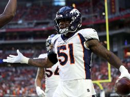 Todd Davis celebra tras llevar hasta la zona de anotación un balón interceptado. AFP/C. Petersen