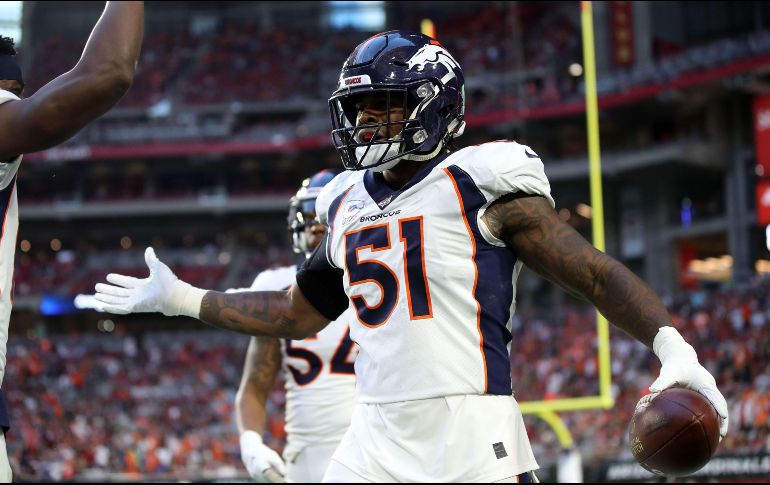 Todd Davis celebra tras llevar hasta la zona de anotación un balón interceptado. AFP/C. Petersen