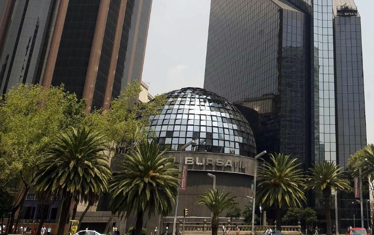 En el mercado accionario local se opera con un volumen de 5.2 millones de títulos, por un importe económico de 157.3 millones de pesos. AFP / ARCHIVO