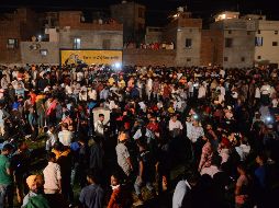 Las víctimas, cerca de las vías, celebraban la festividad hindú de Dushera, en la que devotos queman efigies del demonio Ravana y explotan petardos, por lo que no se percataron de la llegada del tren. AFP /