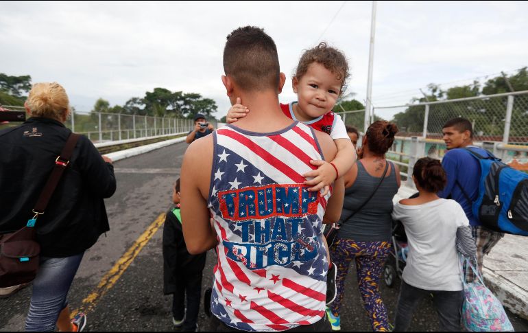 Los primeros migrantes hondureños ingresan a territorio mexicano por la frontera con Guatemala este día. EFE / E. Biba