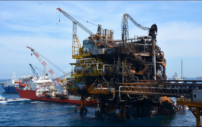 La agencia resalta que un escenario de dificultades financieras en Pemex tiene el potencial de interrumpir el suministro de combustibles líquidos para todo el país. AP / ARCHIVO