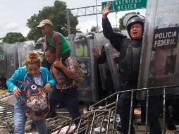Mujeres y niños, hombres iban detrás del contingente para pasar de Tecún Umán, Guatemala, a Ciudad Hidalgo, Chiapas.  EFE / M. Ascencio