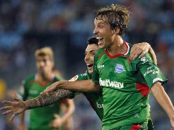 Tomás Piña, mediocampista del Alavés, celebra tras anotar el tanto que le da la victoria a su equipo. EFE/S. Sas