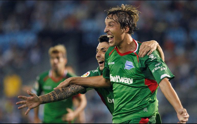 Tomás Piña, mediocampista del Alavés, celebra tras anotar el tanto que le da la victoria a su equipo. EFE/S. Sas