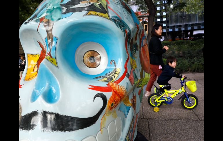 Una de las piezas de la tradicional exposición de calaveras por Paseo de la Reforma, en Ciudad de México. La exposición, llamada Mexicráneos, es parte de las celebraciones a propósito el Día de Muertos. EFE/E. Nekiz