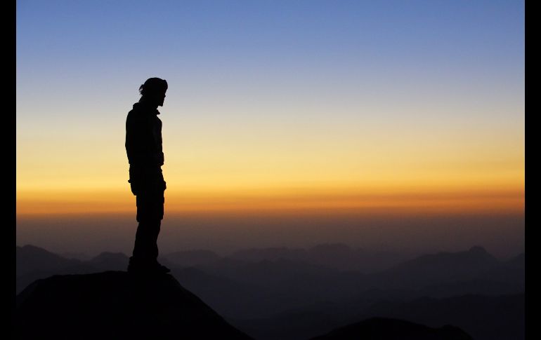 Un turista observa el amanecer en el exterior del monasterio de Santa Catalina, en la cima del Monte Sinaí, en Egipto. Según la tradición cristiana, el profeta Moisés recibió las Tablas con los 10 mandamientos en este monte, de dos mil 285 metros de altitud. EFE/ K. Elfiqi